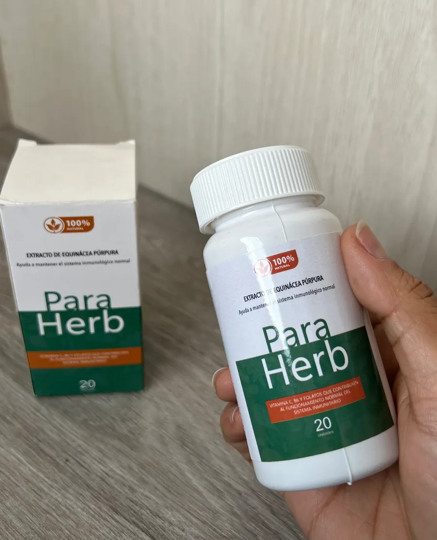 Caja y frasco de ParaHerb sobre un escritorio