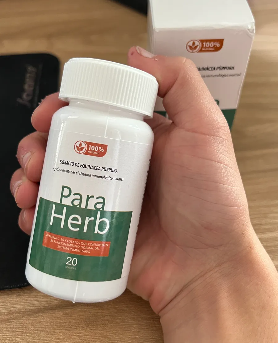 Mano sosteniendo el frasco de ParaHerb con la etiqueta verde